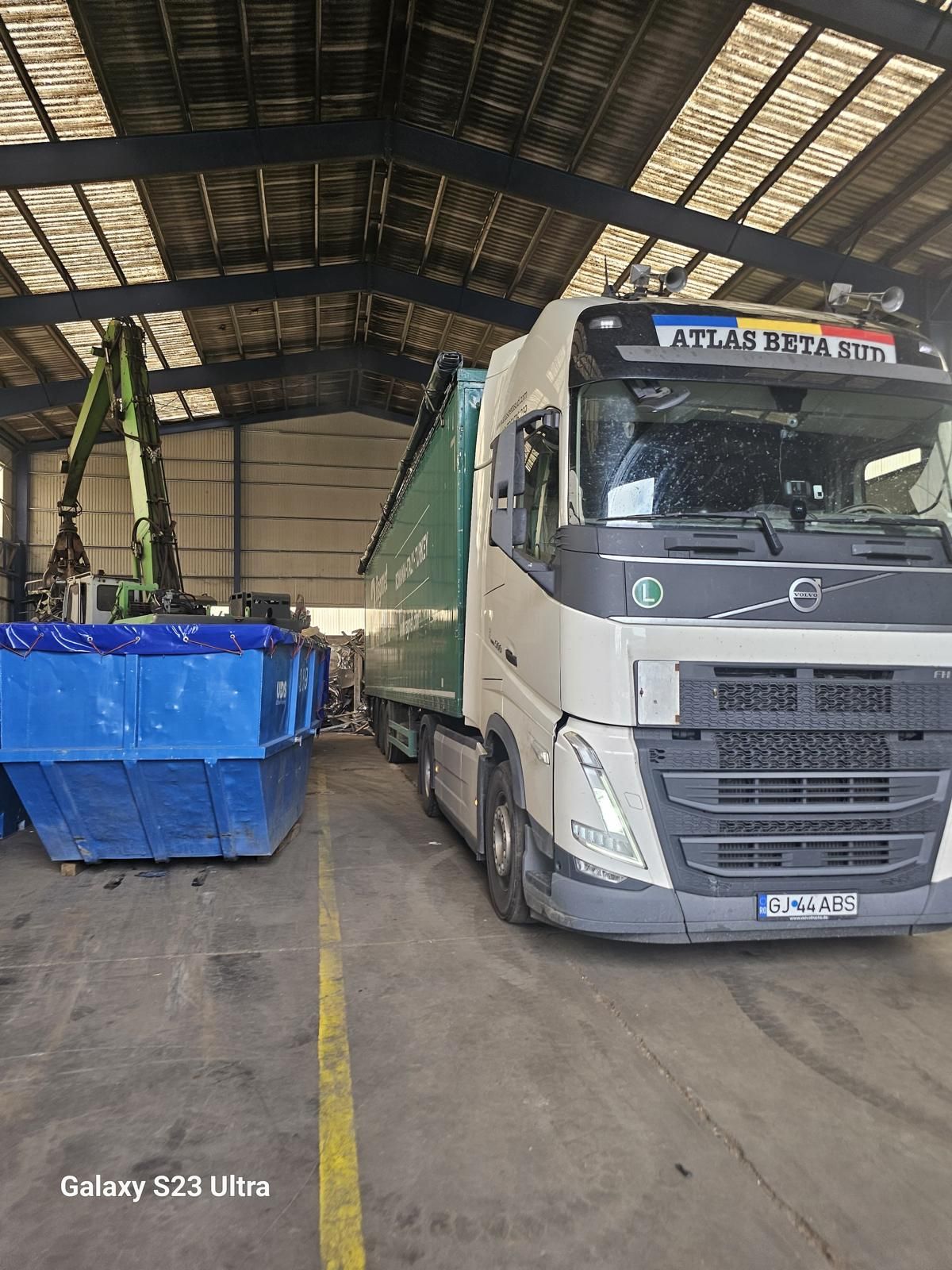 Camion ATLAS BETA SUD în depozit, lângă containere pentru deșeuri