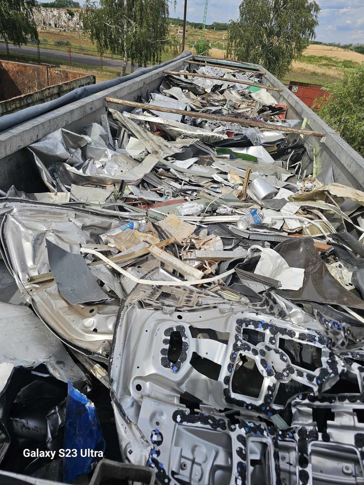 Deșeuri auto reciclabile pregătite pentru transport internațional