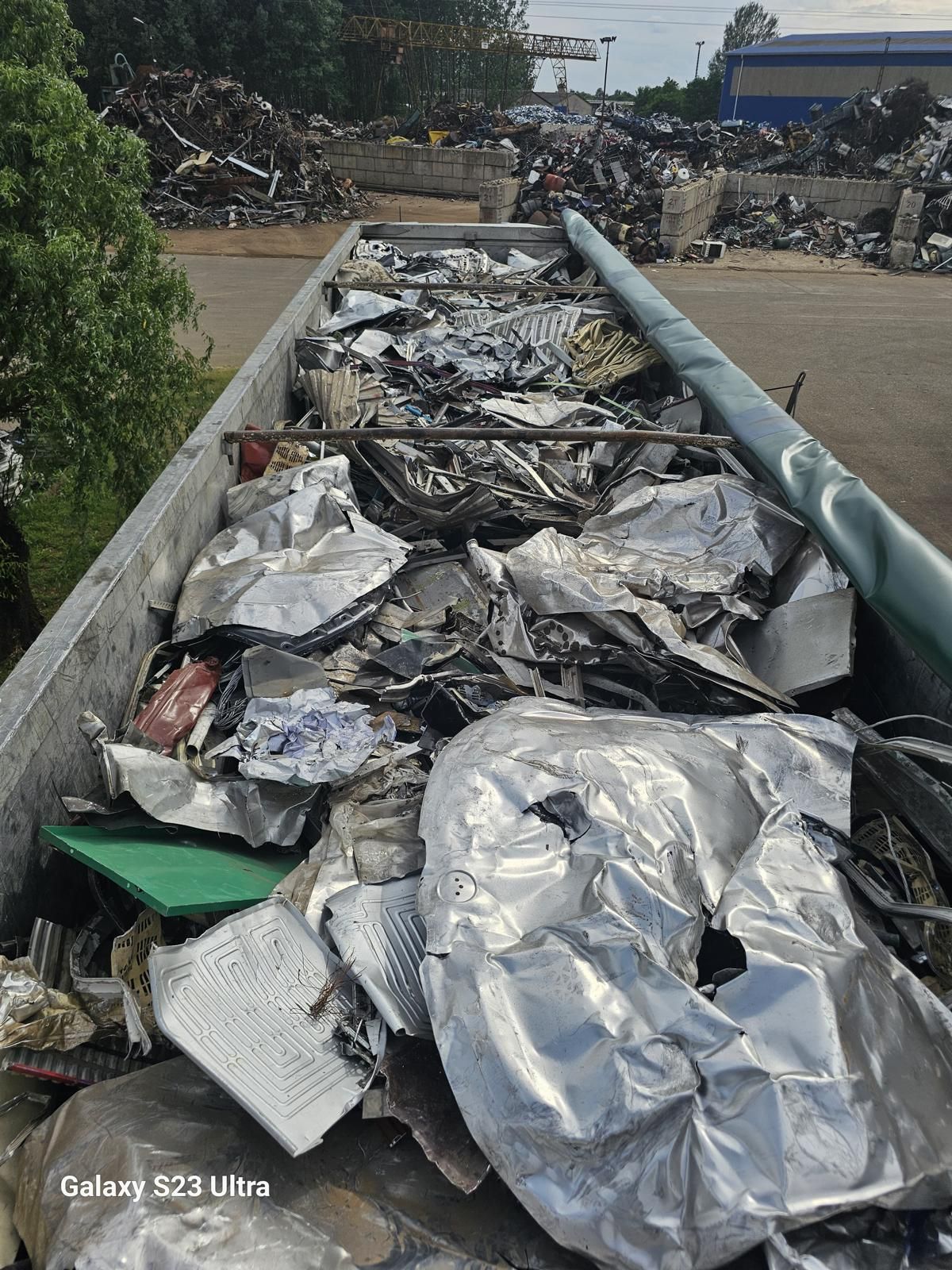 Deșeuri metalice într-un depozit de reciclare