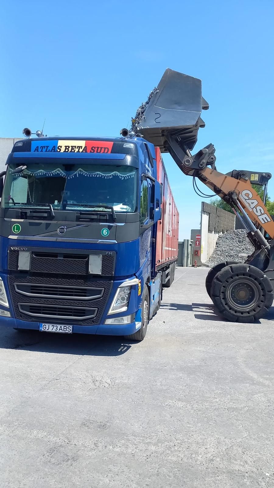 Încărcare deșeuri metalice cu utilaj în camionul ATLAS BETA SUD