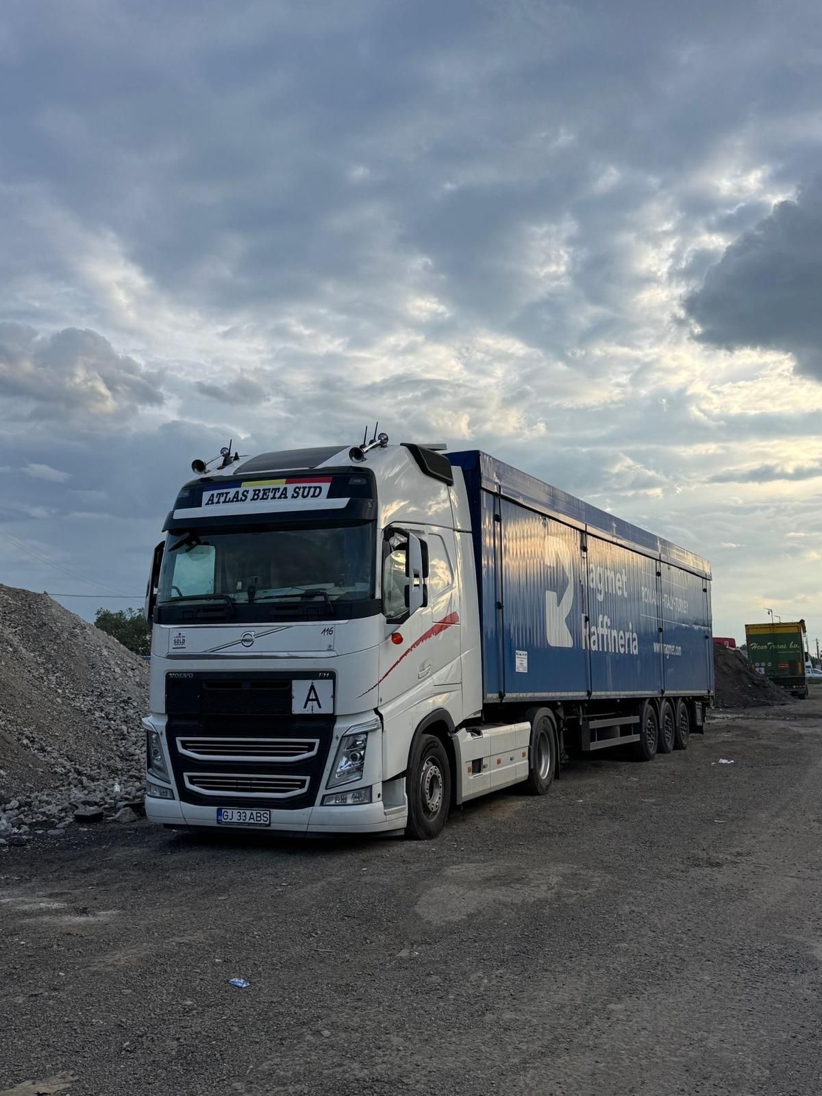 Camion ATLAS BETA SUD cu semiremorcă, pregătit pentru cursă internațională