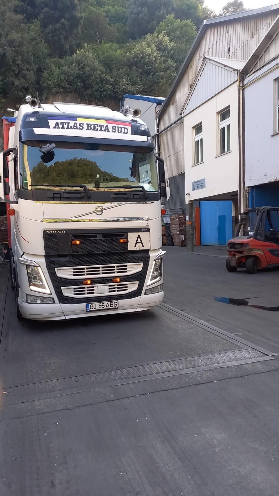 Camion Volvo FH ATLAS BETA SUD în depozit, numărul de înmatriculare GJ 55 ABS