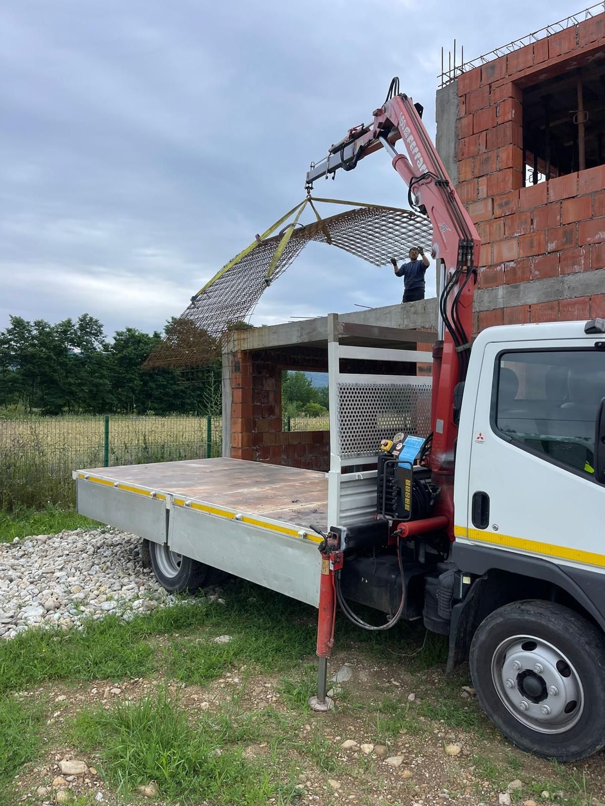 Livrare materiale de construcții cu autovehicul echipat cu macara