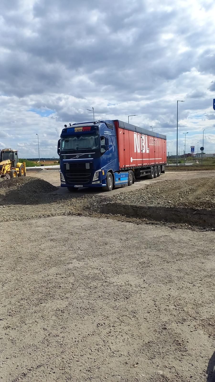Camion ATLAS BETA SUD pe traseu de transport internațional, lângă un șantier